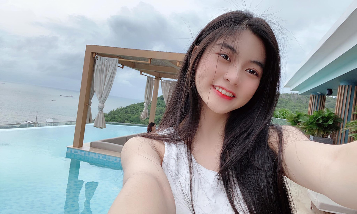 Nam Phương gây ấn tượng bởi gương mặt thanh tú, đậm chất Á Đông với mái tóc đen dài thả buông thướt tha, khỏi phải nói cô bạn này “cướp” ánh nhìn của người khác như thế nào.