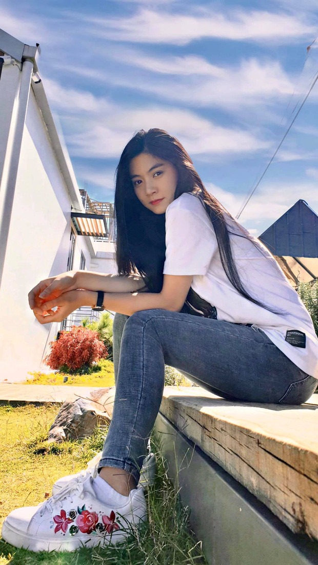 Không chỉ xinh đẹp, Nam Phương còn được biết đến với thành tích học tập đáng nể: 12 năm liền đều là học sinh giỏi, năng nổ tham gia các hoạt động ngoại khóa cũng như các phong trào hoạt động của nhà trường.