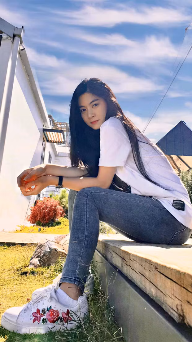 Không chỉ xinh đẹp, Nam Phương còn được biết đến với thành tích học tập đáng nể: 12 năm liền đều là học sinh giỏi, năng nổ tham gia các hoạt động ngoại khóa cũng như các phong trào hoạt động của nhà trường.