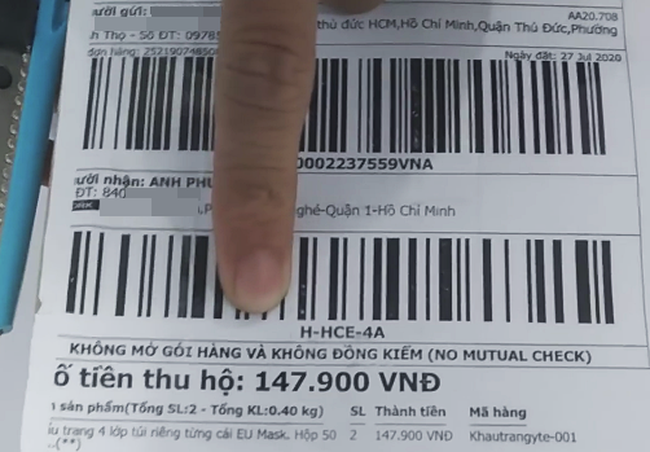 Điển hình như trong đợt dịch COVID-19 vừa qua, một cư dân mạng đã "dính" cú lừa khi mua khẩu trang online. Chàng trai như đứng hình khi nhận về toàn giấy vệ sinh mà không thấy một chiếc khẩu trang nào.