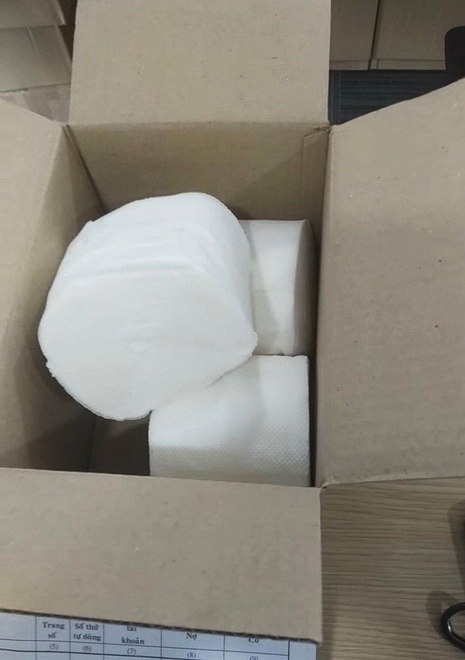 Đơn hàng dán trên hộp ghi rõ sản phẩm mà anh này đặt mua là 2 hộp khẩu trang 4 lớp loại xịn. Ghi chú trên đơn còn viết rõ ràng không được mở gói khi nhận hàng.