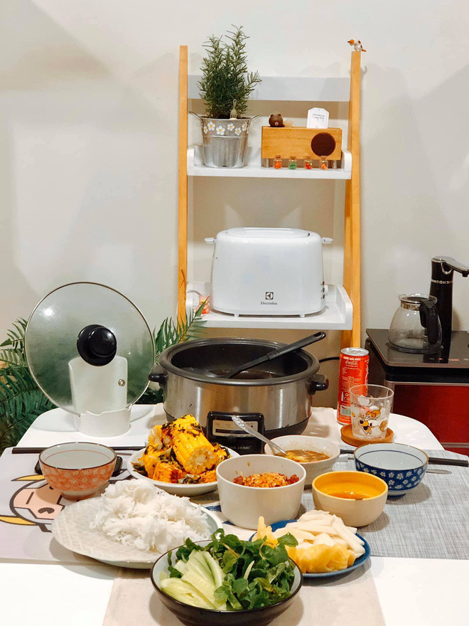 Những món ăn trong mỗi mâm cơm của chàng trai Sài Gòn này rất đa dạng từ món Việt đến món Tây đủ cả.