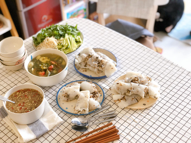 Để thỏa mãn đam mê nấu nướng và bày biện, Phúc Du đã sắm rất nhiều các loại bếp, nồi phục vụ cho việc bếp núc.