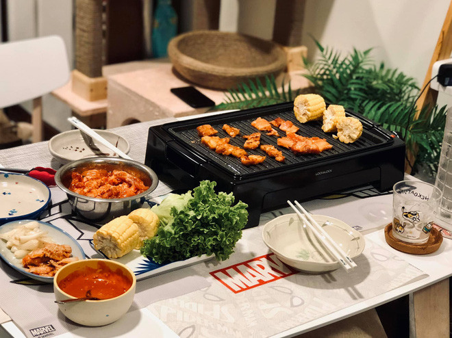 Thỉnh thoảng anh chàng đảm đang này còn bài trí trổ tài các món nướng, lẩu ngon như ngoài hàng.