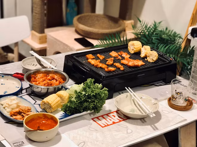 Thỉnh thoảng anh chàng đảm đang này còn bài trí trổ tài các món nướng, lẩu ngon như ngoài hàng.