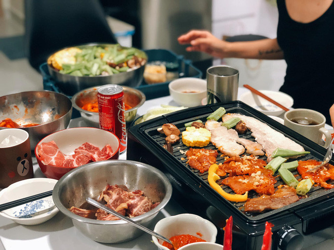 Anh chàng còn chịu khó bày biện để mâm cơm trông màu sắc và hấp dẫn chẳng kém gì ăn ngoài nhà hàng.