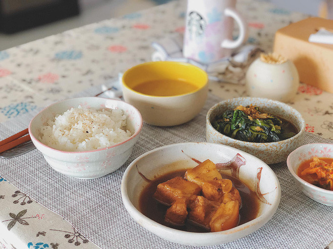 Anh chàng vẫn cố gắng lên thực đơn sẵn mỗi tuần để cuối tuần sơ chế sẵn thực phẩm nhắm rút gọn thời gian nấu xuống còn 15 đến 30 phút/bữa.