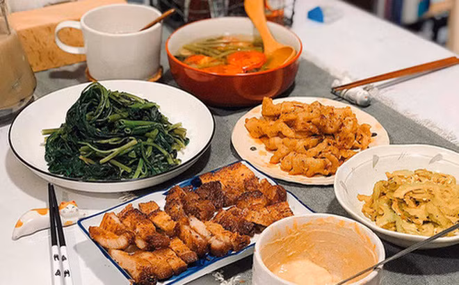 Những mâm cơm nhà đơn giản nhưng ngon mắt của chàng trai trẻ.