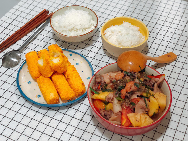 Mỗi bữa được thay đổi liên tục, đa dạng màu sắc, món ăn trông rất ngon miệng, hấp dẫn.