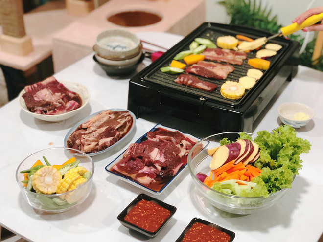 Đặc biệt ấn tượng là cách bài trí mâm cơm hàng ngày của Phúc Du vô cùng bắt mắt.