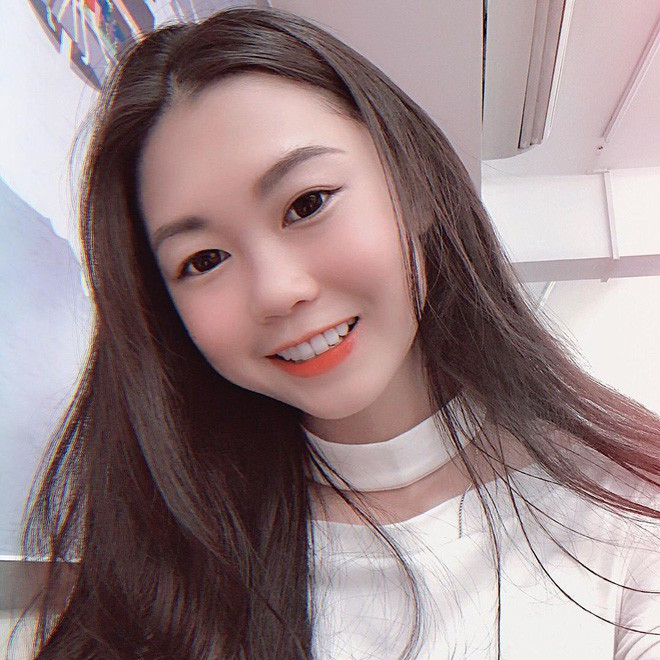 Chi Bé tên thật là Đào Kim Chi, sinh năm 2002. Cô bạn được nhiều bạn trẻ biết đến bởi cô nàng là một thành viên trong "nhóm hot teen" nổi đình nổi đám trên MXH cách đây 3 năm.