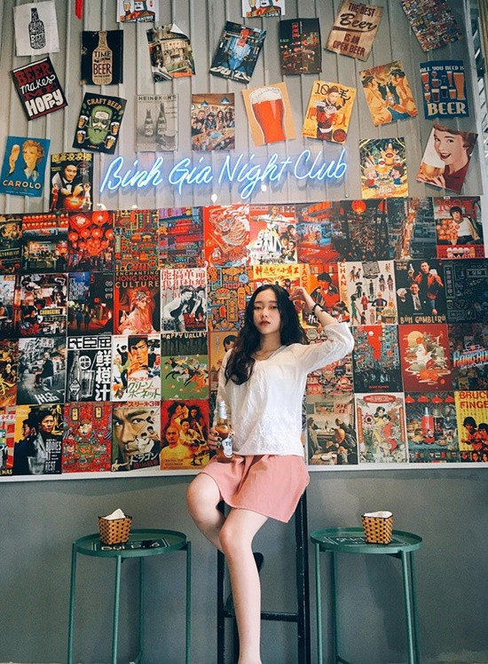 Dù chỉ mặc bộ đồng phục giản dị và gương mặt không có nhiều biểu cảm, nhưng nữ sinh này vẫn nhận được nhiều yêu thích nhờ vào vẻ xinh xắn, thần thái cuốn hút.