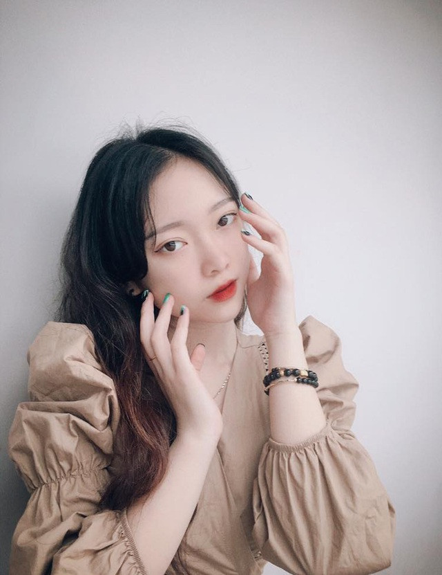 Linh Chi sở hữu gương mặt xinh đẹp với sống mũi cao, đôi mắt to tròn và nụ cười duyên dáng.