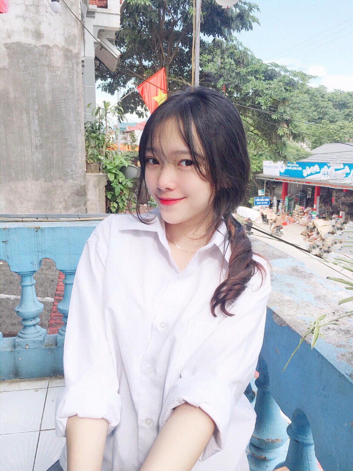 Phong cách ăn mặc cá tính với sự kết hợp của những màu sắc độc lạ cũng chính là sức hút đặc biệt mà nữ sinh này khiến nhiều người đổ gục. Mời quý độc giả đón xem thêm video: Nữ sinh nói 7 thứ tiếng ngại nổi tiếng - Nguồn: KÊNH VTC1