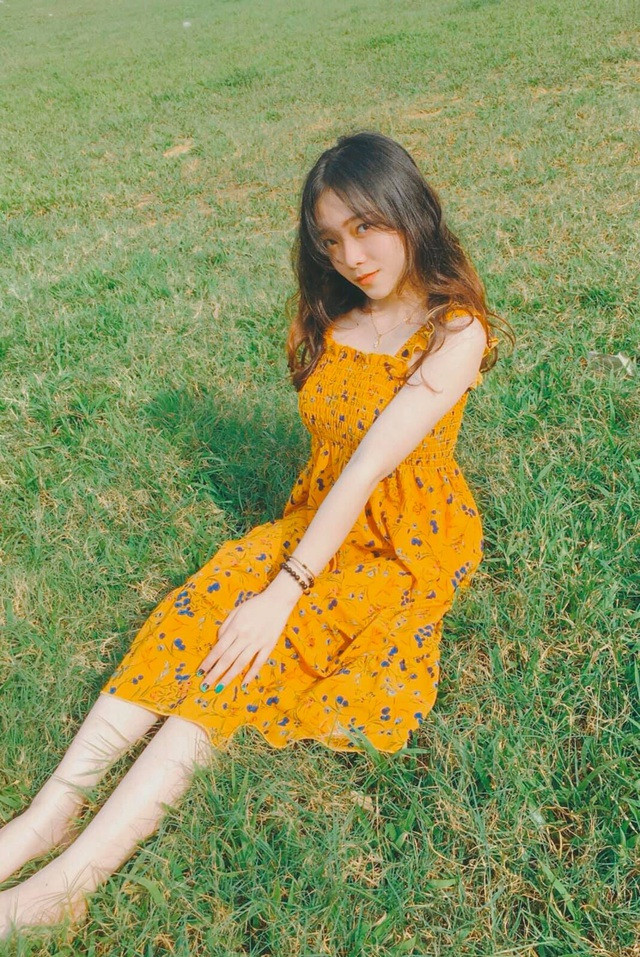 Gần đây, Linh Chi được cộng đồng mạng đặc biệt quan tâm qua những bộ hình khoe vẻ đẹp ngọt ngào, trong sáng của tuổi 18.