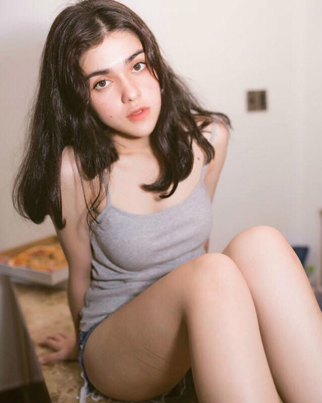 Không chỉ sở hữu gương mặt như thiên thần mà cô còn có phong cách thời trang gợi cảm.