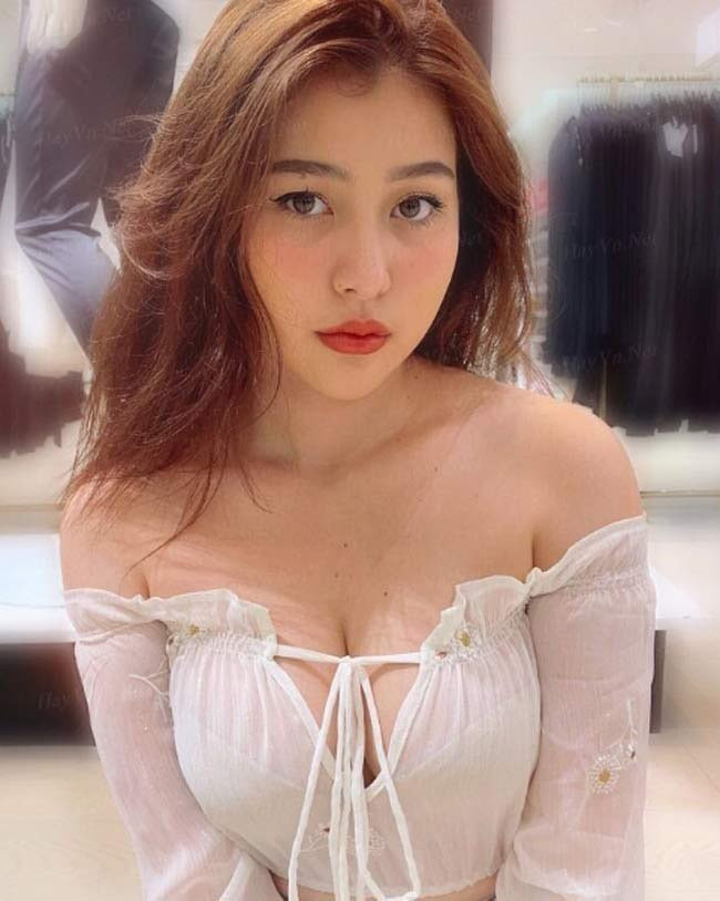 Nhưng 1 phần vì sở hữu hình thể phồn thực nên cô rất dễ tôn lên trang phục, khiến chúng trở nên khá sexy dù chọn style khá đơn giản.