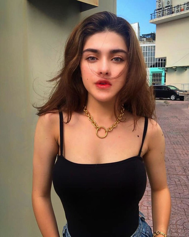 Nhưng thực tế, vốn mang dòng máu lai nên việc Thúy Anh ăn mặc như thế này hoàn toàn dễ hiểu, dễ thông cảm.