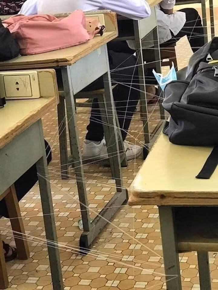 Đi học mà cứ ngỡ như ở động bàn tơ.