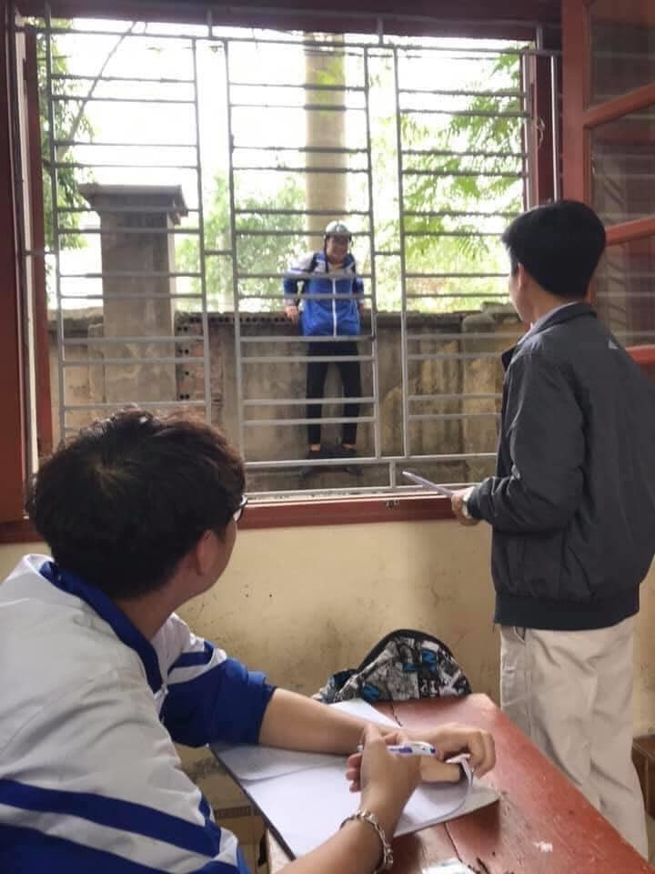 Chào em, thầy đứng ở đây từ chiều!