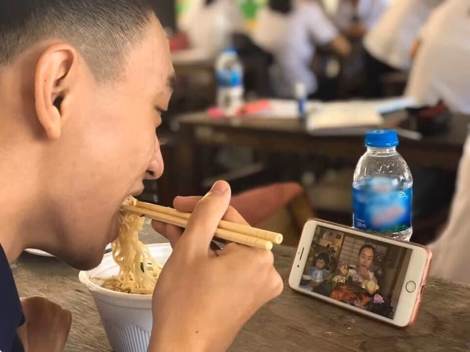 Khi bạn muốn ăn ngon nhưng bố mẹ chỉ cho đủ tiền để mua mì tôm.