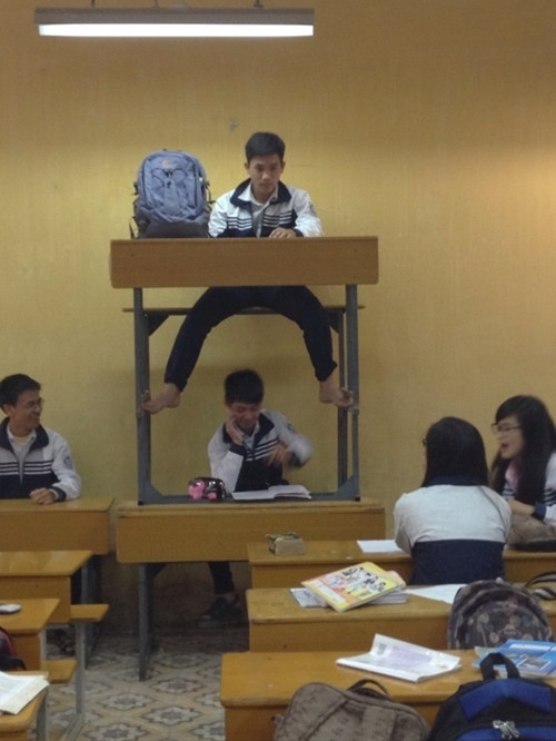 Kiểu ngồi học có “1 – 0 – 2″ của học trò thời nay.