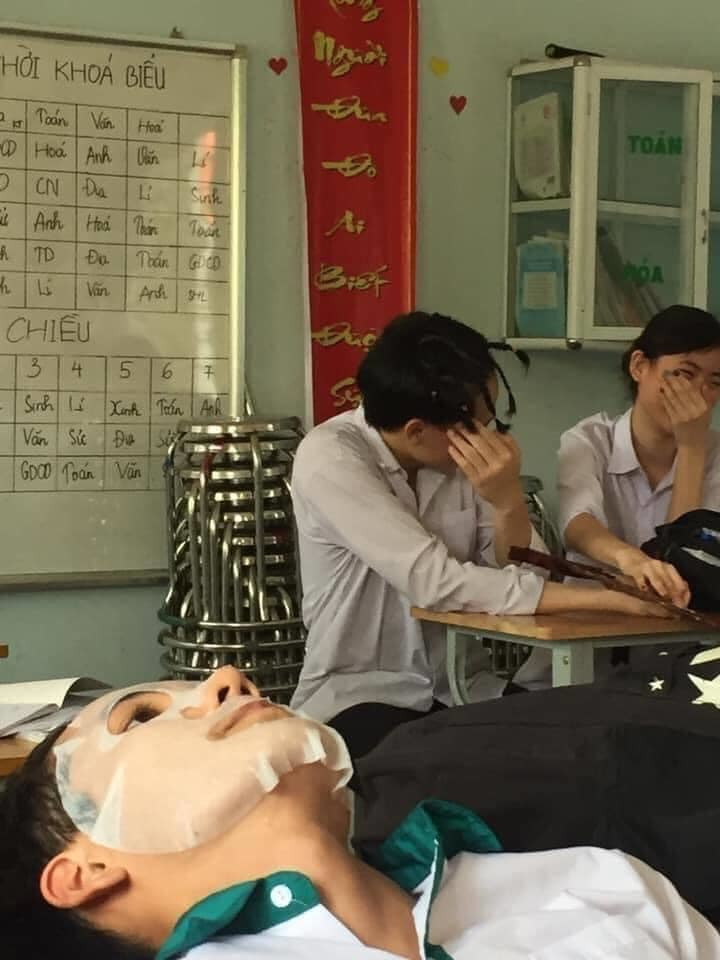 Khi trường lớp là nhà, bạn có thể thoải mái làm đẹp mà không quan tâm đến ai.