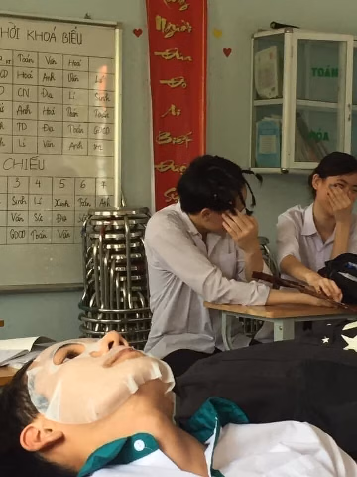 Khi trường lớp là nhà, bạn có thể thoải mái làm đẹp mà không quan tâm đến ai.