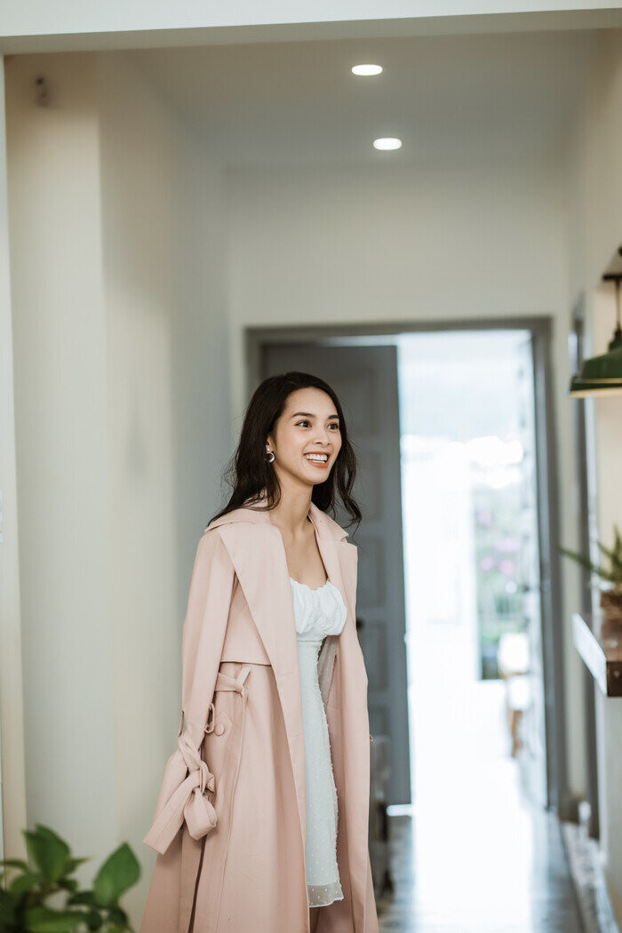 Hot girl MV được đánh giá là có thần thái tốt, gương mặt đẹp không góc chết và cách làm việc chuyên nghiệp. Quỳnh Lương cho biết nhan sắc của cô là hoàn toàn tự nhiên, chưa hề qua dao kéo.