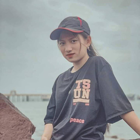 Dù chỉ mới 18 tuổi nhưng Hải Yến có kĩ thuật ca vô cùng điêu luyện, từ cách luyến láy, nhả chữ đến đoạn khoe chất giọng khoẻ khoắn.