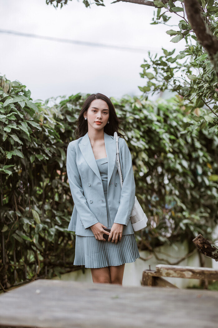 Quỳnh Lương (Lương Thị Mai Quỳnh, sinh năm 1995) là hot girl đóng MV quá quen mặt khi tham gia vào các dự án âm nhạc của Nguyễn Trần Trung Quân.