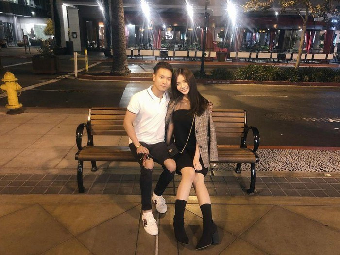 Kể từ ngày công khai chuyện tình cảm, trang cá nhân của kỹ sư Minh Trần luôn đăng ảnh hạnh phúc bên người yêu.