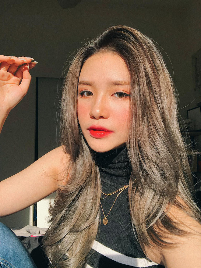 Từ ngày quen bạn trai đại gia, người đẹp sinh năm 2000 thường xuyên check-in bên xe sang.