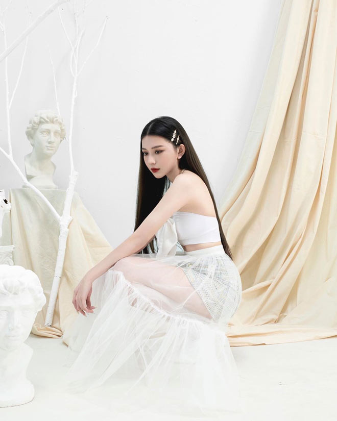 Bâu theo đuổi nhiều phong cách khác nhau, khi thì xinh như búp bê..