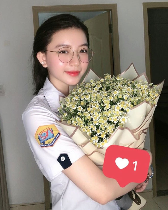 Từ khi còn là học sinh của trường THPT Nguyễn Chí Thanh (TP.HCM), Bâu đã nổi đình đám mạng xã hội. Cô nàng sở hữu hơn 400.000 lượt theo dõi trên Instagram dù không tham gia bất kỳ hoạt động nghệ thuật nào.