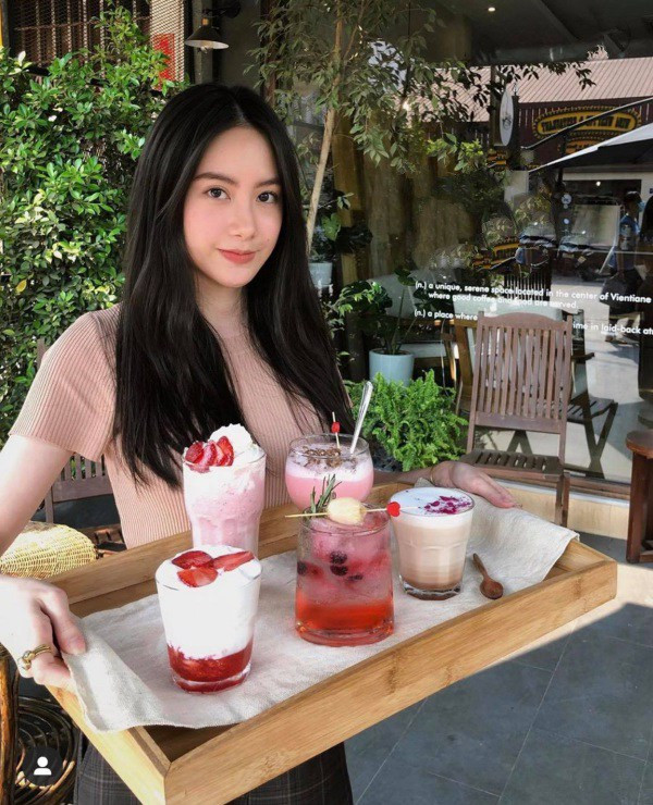 Phoiphailin Sivilay từng học tại trường quốc tế Groly (Lào), sau đó sang Anh du học. Hiện tại, cô đang làm việc tại Anh.