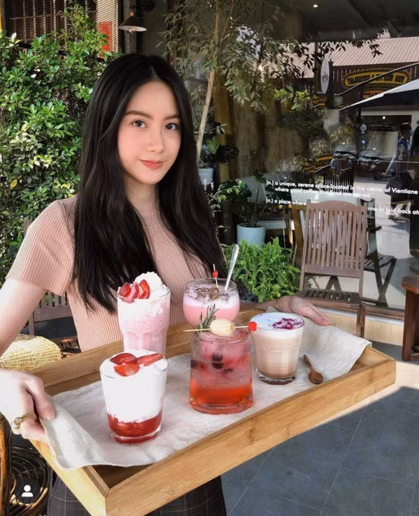 Phoiphailin Sivilay từng học tại trường quốc tế Groly (Lào), sau đó sang Anh du học. Hiện tại, cô đang làm việc tại Anh.