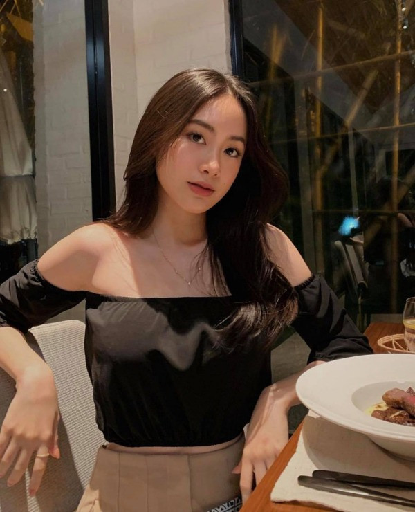 Người đẹp này từng nổi tiếng trong cộng đồng mạng Việt giữa năm 2016 với loạt ảnh diện đồ truyền thống.