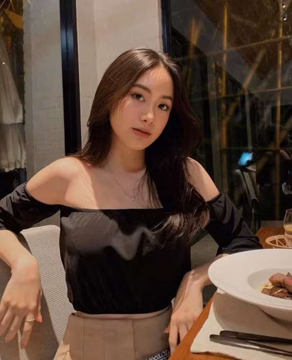 Người đẹp này từng nổi tiếng trong cộng đồng mạng Việt giữa năm 2016 với loạt ảnh diện đồ truyền thống.