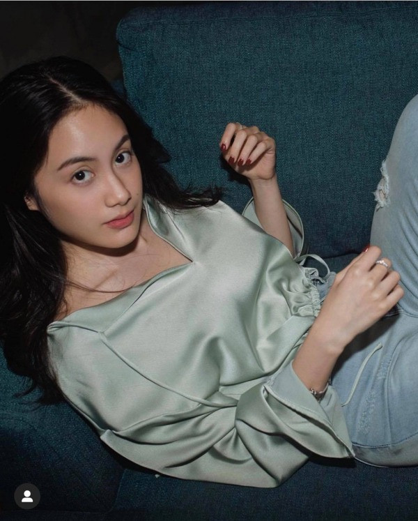 Nhan sắc trong trẻo, thoát tục và thuần khiết như thiên thần của Phoiphailin Sivilay làm người đối diện phải thẫn thờ.