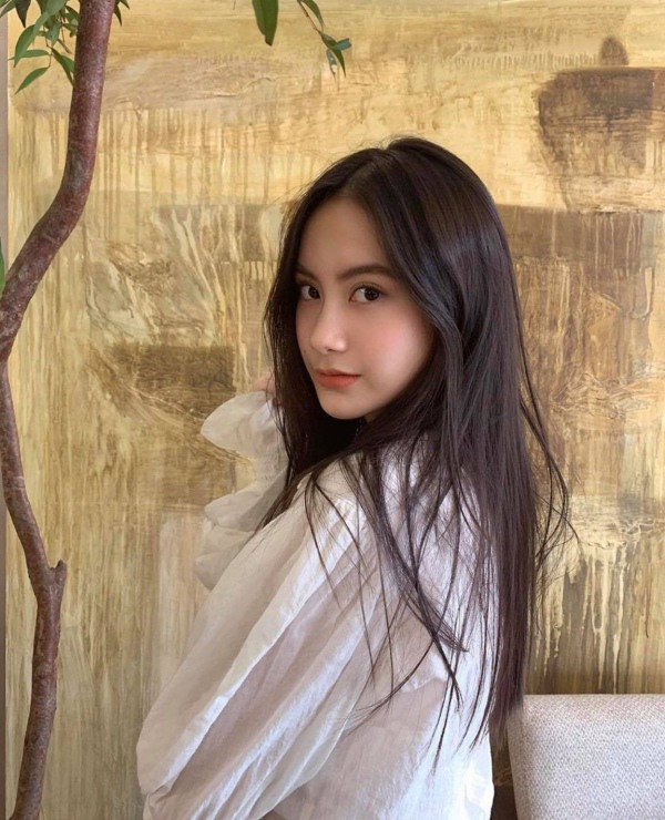 Mặc dù mới ít tuổi nhưng cô nàng sở hữu thân hình phổng phao và gương mặt chẳng hề thua kém các đàn chị.