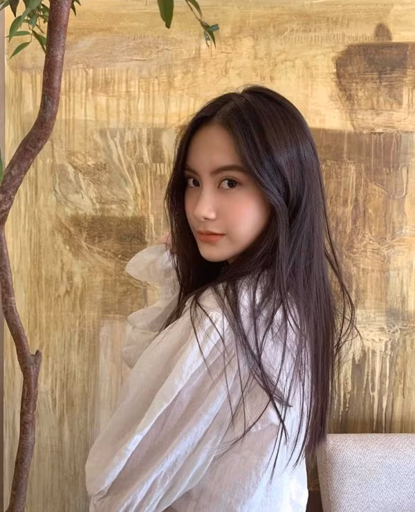 Mặc dù mới ít tuổi nhưng cô nàng sở hữu thân hình phổng phao và gương mặt chẳng hề thua kém các đàn chị.