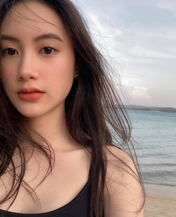 Hot girl đình đám nổi bật hẳn nhờ làn da sáng mịn, hồng hào, làn da của Phoiphailin Sivilay nhất định sẽ làm ai nấy cũng phải ghen tỵ.