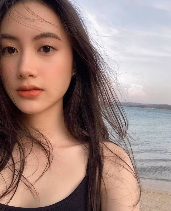 Hot girl đình đám nổi bật hẳn nhờ làn da sáng mịn, hồng hào, làn da của Phoiphailin Sivilay nhất định sẽ làm ai nấy cũng phải ghen tỵ.