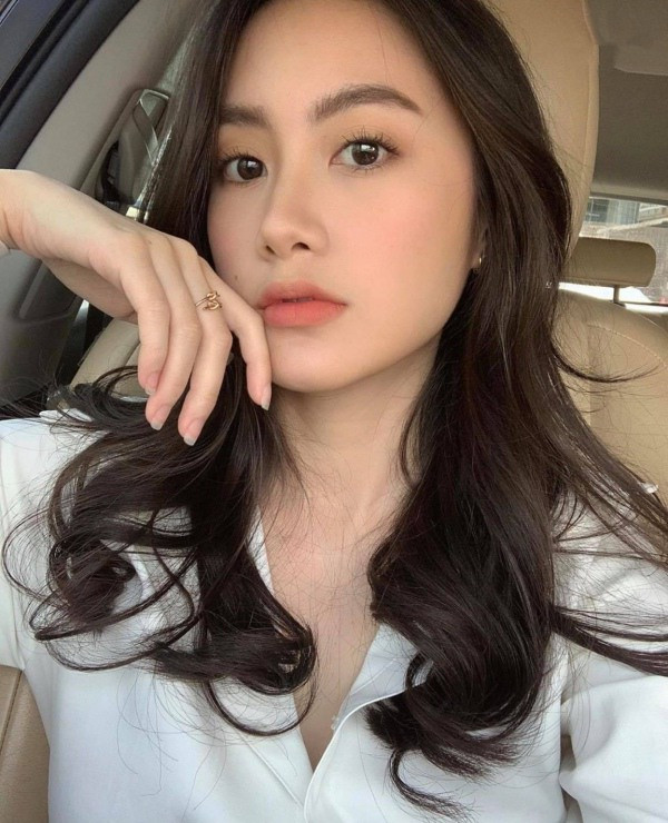 Trên trang cá nhân của mình, ngoài vẻ ngoài xinh xắn, hot girl sinh năm 1997 còn được chú ý bởi những chuyến du lịch khắp thế giới.