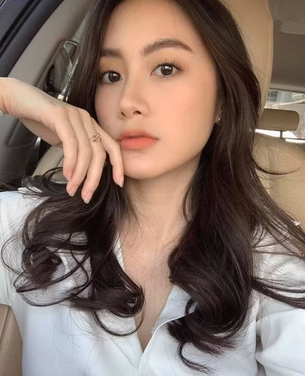 Trên trang cá nhân của mình, ngoài vẻ ngoài xinh xắn, hot girl sinh năm 1997 còn được chú ý bởi những chuyến du lịch khắp thế giới.