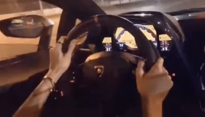 Nội dung clip vẫn là những màn khoe siêu xe Porsche, Mercedes,... vài tỷ đồng hay vi vu du lịch bằng trực thăng.