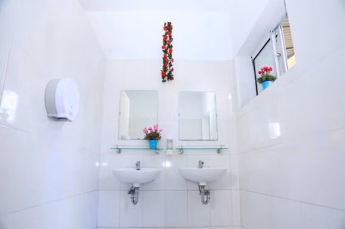 Còn đây là những hình ảnh về nhà vệ sinh của trường THCS Trần Quốc Toản (Quảng Ninh).