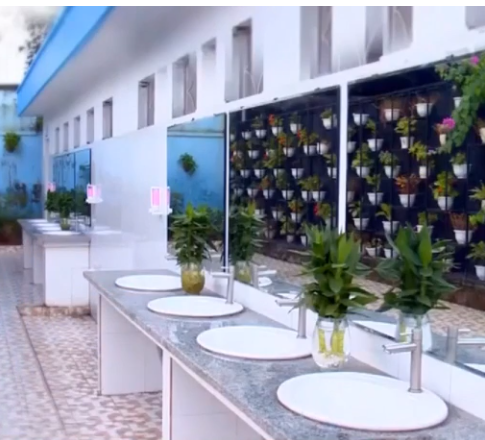 Nhà vệ sinh của trường THPT Hoàng Quốc Việt (huyện Đông Triều, Quảng Ninh).