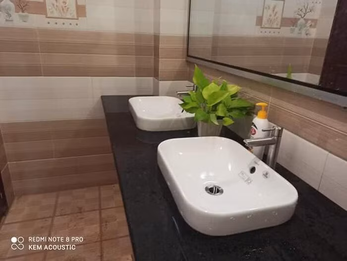 Hơn thế nữa, trải qua một khoảng thời gian dài, những nhà vệ sinh này cũng xuống cấp trầm trọng khiến cho nhiều cô cậu học sinh thậm chí không dám vào nhà vệ sinh khi đến trường.